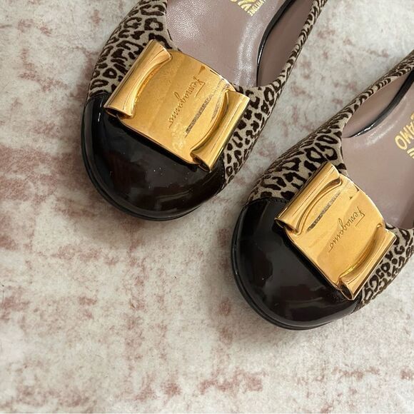 SALVATORE FERRAGAMO Gancini Leopard Print Gold Medallion Ballet Flats Sz. 7 2A - Picture 5 of 8
